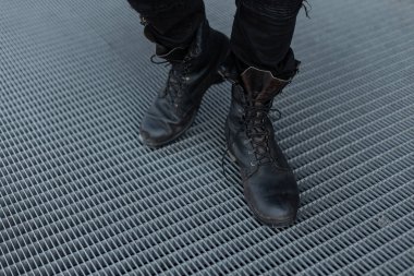 Vintage deri şık siyah çizmeler erkek bacakları üzerinde yakın çekim. Eski moda stil.