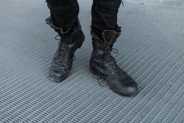Erkek bacakları yakın çekim. Vintage siyah deri çizmeler trendy kot şık genç adam. Günlük görünüşün ayrıntıları. Eski moda tarz. Close.