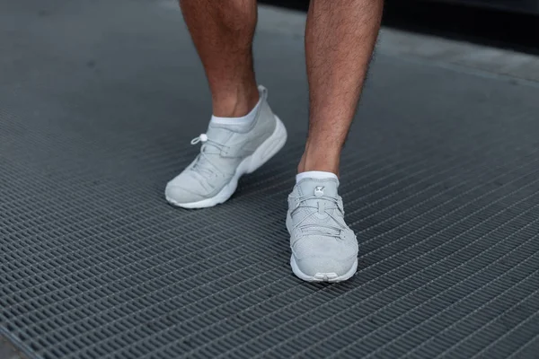 Baskets de sport blanc pour hommes à la mode. Des chaussures élégantes pour hommes. Design décontracté. Gros plan des jambes masculines. Style d'été . — Photo