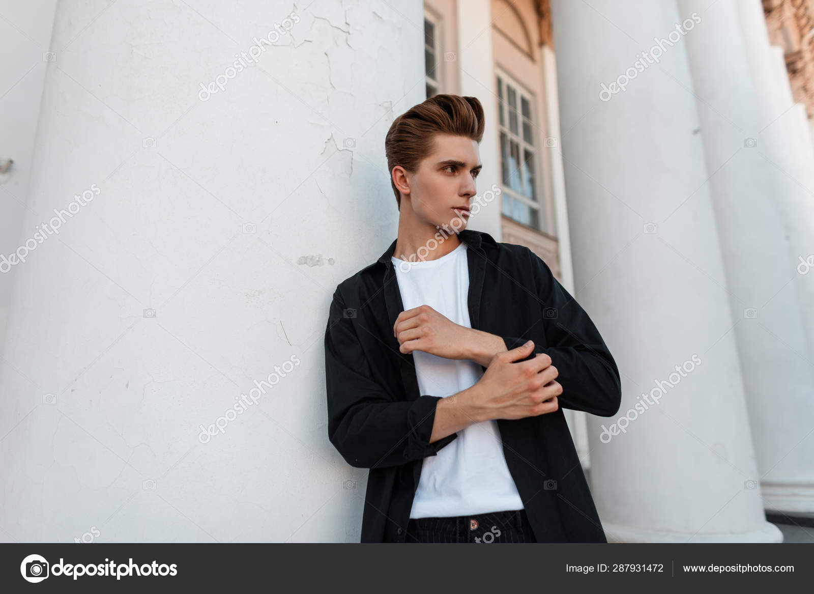 Beau jeune homme européen en chemise noire tendance dans un t