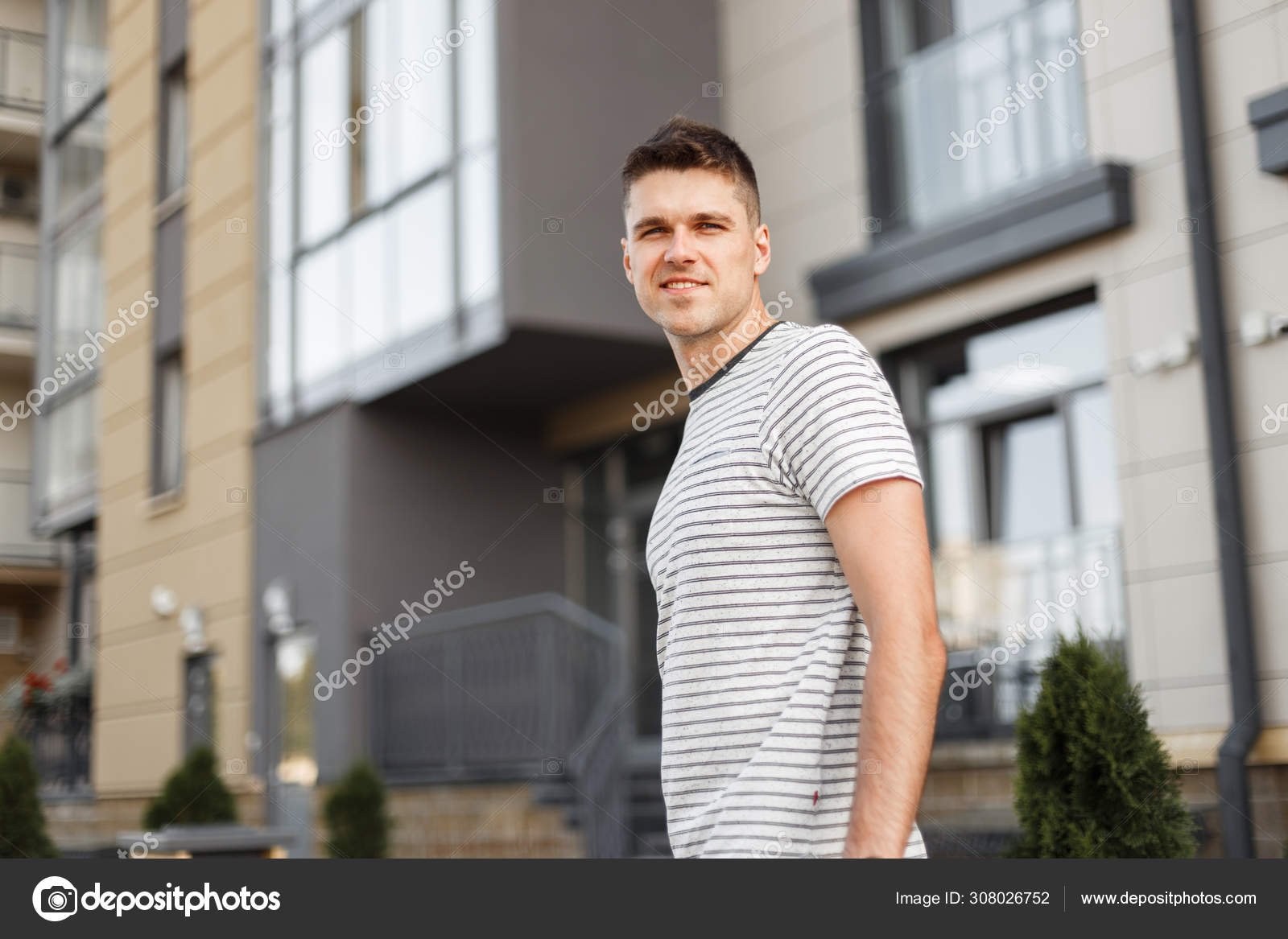 美しい笑顔のスタイリッシュなヘアスタイルのヴィンテージストライプt