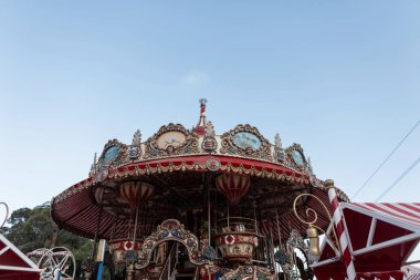 Bir arka plan mavi bir gökyüzü üzerinde bir eğlence parkı muhteşem vintage atlıkarınca. İspanya'da eğlence parkı.