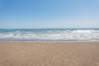 Berrak mavi gökyüzüne sahip deniz ufku. Kıyıdan mavi okyanusun manzarası. Güzel deniz manzarası. Yaz. Arka plan.