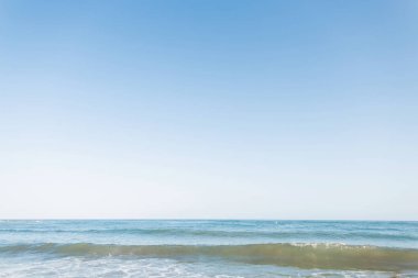 Okyanus ufku ve berrak mavi gökyüzü ile Seascape. Güneşli bir gün. Arka plan.