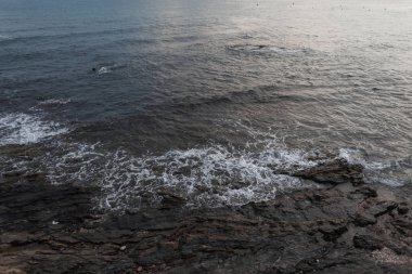 Dalgalar ve kayalar ile bir denizin üst görünümü. Güzel deniz manzarası. İspanya.