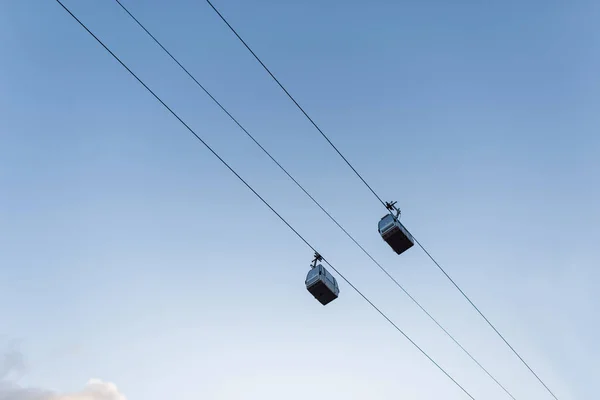 Funicular hytter på linbanan på en bakgrund den blå himlen — Stockfoto