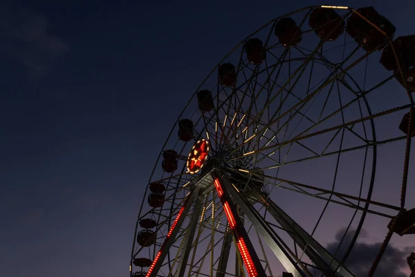 Vintage ferris roue avec des lumières à l'éclairage de nuit. Parc d'attractions en Europe le soir . — Photo