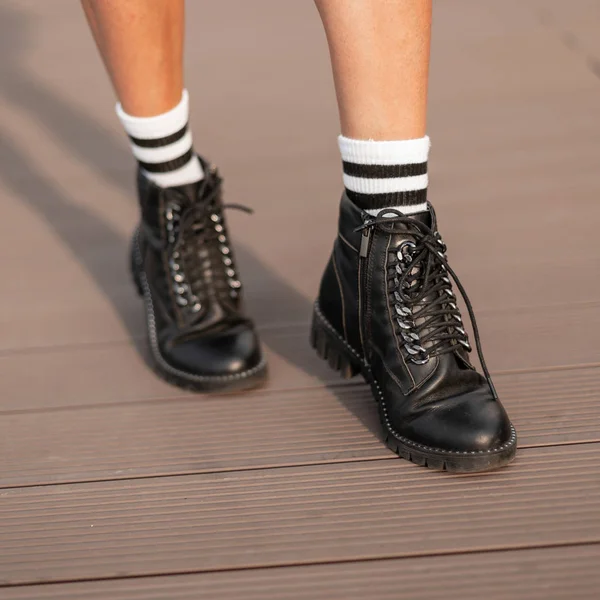 Divatos női fekete őszi-tavaszi bőrcsizma. Új kollekció stílusos női cipőkből. Alkalmi dizájn. A női lábak közelsége. — Stock Fotó