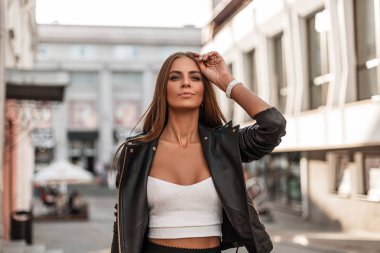 Moda kıyafetleri içinde, doğal makyajlı, kahverengi saçlı, şehirde poz veren güzel bir kadın. Açık havada çekici bir model kız. Moda sonbahar kıyafetleri.