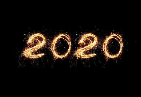Luz de Ano Novo 2020. Sparklers desenhar números 2020. Luzes de bengala e letra — Fotografia de Stock