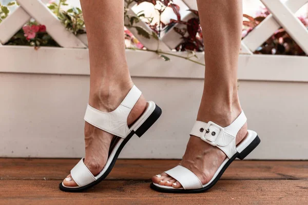ファッショナブルな革の白い夏の靴上の女性の足 — ストック写真