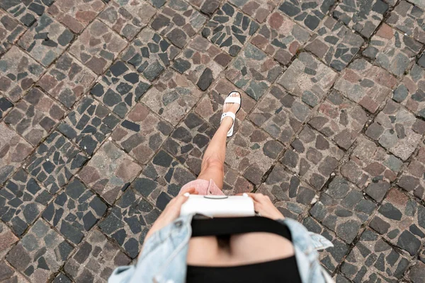 Jonge Vrouw Met Mooie Borsten Met Een Witte Leren Handtas — Stockfoto