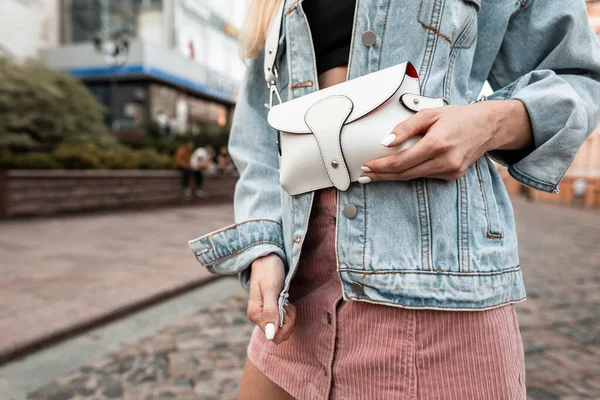 Mujer Con Estilo Chaqueta Vaquera Falda Rosa Con Bolso Cuero — Foto de Stock