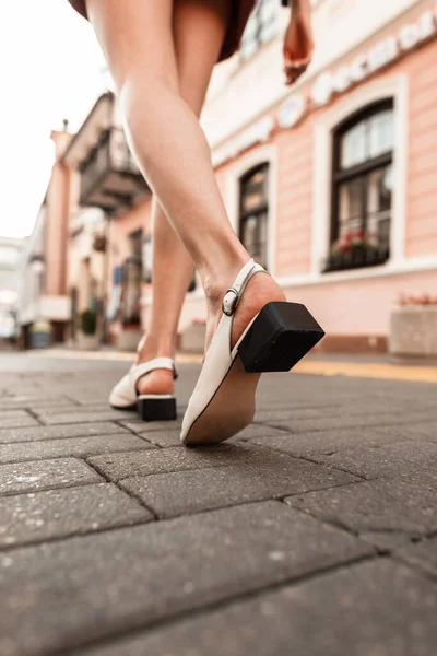 Fashion Vrouw Met Mooie Benen Stijlvolle Zomer Sandalen Wandelingen Een — Stockfoto