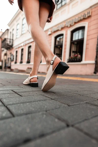 Modieuze Vrouw Met Mooie Benen Stijlvolle Zomersandalen Wandelt Een Stenen — Stockfoto