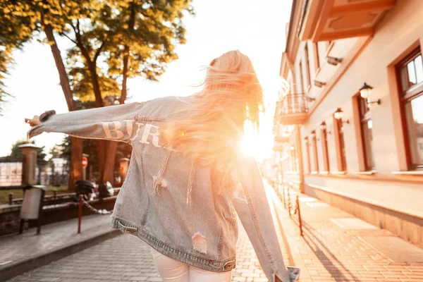 Mujer Rubia Bastante Elegante Ropa Mezclilla Vintage Bailando Calle Atardecer — Foto de Stock