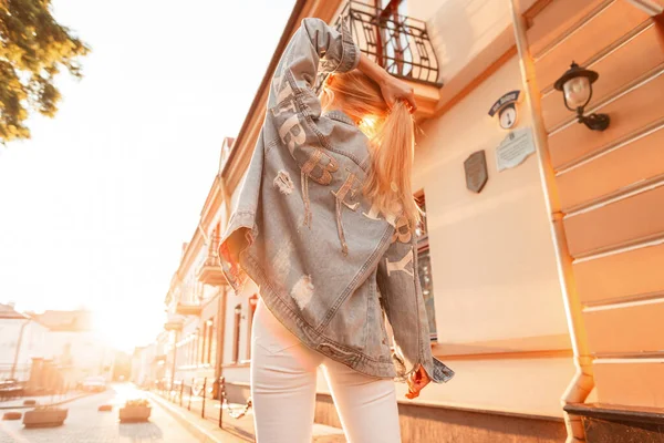 Міська Стильна Сучасна Блондинка Модному Джинсовому Одязі Стоїть Вулиці Дивиться — стокове фото