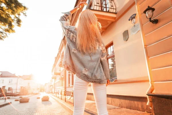 Mooie Stijlvolle Vrouw Met Lang Blond Haar Casual Modieuze Denim — Stockfoto