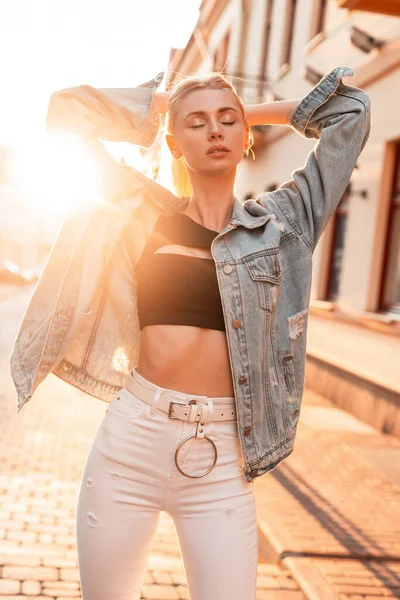 Schönheit Junge Blonde Frau Modischen Jeansklamotten Richtet Ihre Haare Der — Stockfoto
