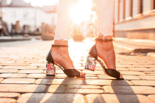 Ženské Nohy Módní Černé Boty Městě Při Západu Slunce — Stock fotografie