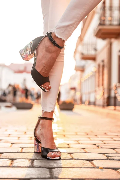 Vrouw Benen Met Zwart Lederen Schoenen Stijlvolle Witte Jeans Een — Stockfoto