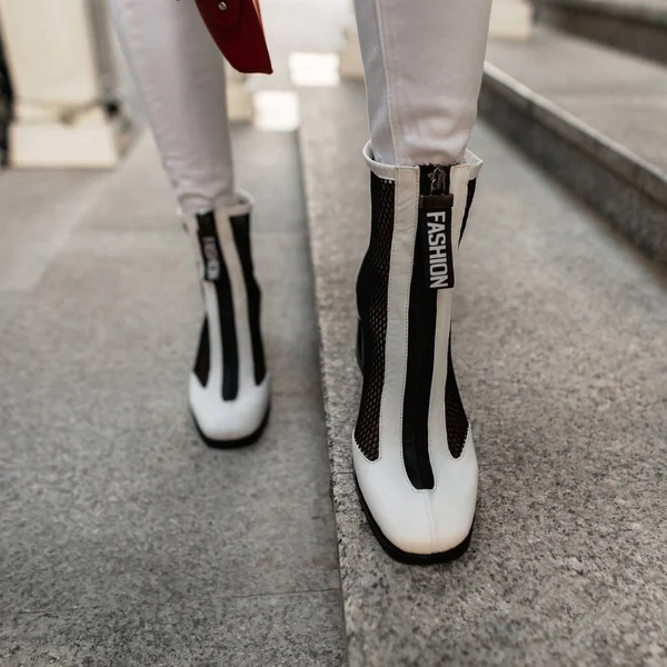 Fashionable Sepatu Kulit Wanita Tangga Jalan — Stok Foto