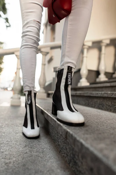 Moda kotlu, şık ayakkabılı kadın bacaklarının yakın plan fotoğrafları..