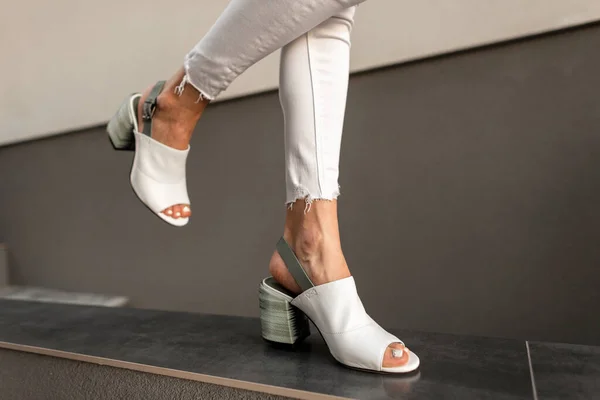 Κομψό Κορίτσι Λευκό Τζιν Και Μοντέρνα Καλοκαιρινά Παπούτσια Πόδια Στο — Φωτογραφία Αρχείου