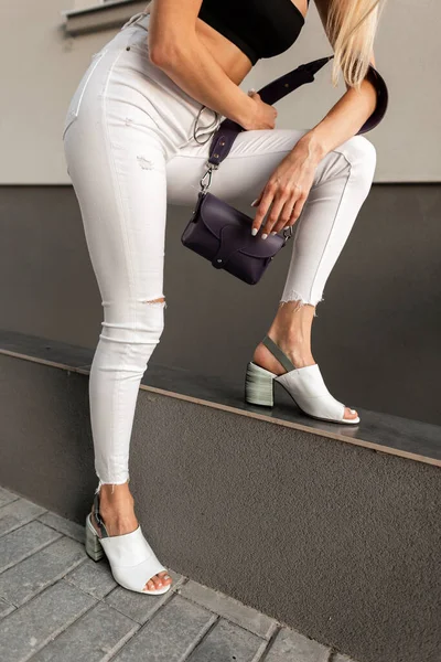 Κομψό Κορίτσι Μοντέρνο Λευκό Τζιν Μαύρα Καλοκαιρινά Παπούτσια Τσάντα Που — Φωτογραφία Αρχείου