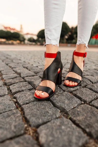 Mooi Elegant Meisje Witte Jeans Modieuze Rood Zwarte Hakken Sandalen — Stockfoto
