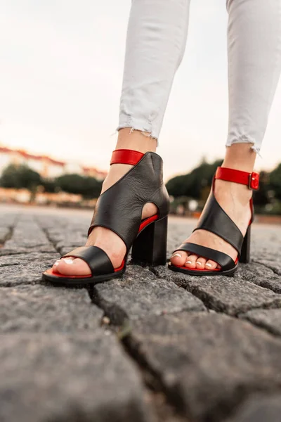 Κομψά Καλοκαιρινά Μαύρα Παπούτσια Στα Γυναικεία Πόδια Στο Δρόμο Κοντινό — Φωτογραφία Αρχείου