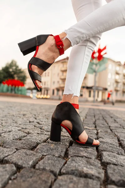 Stijlvol Meisje Vintage Jeans Elegante Rode Zwarte Sandalen Staat Een — Stockfoto