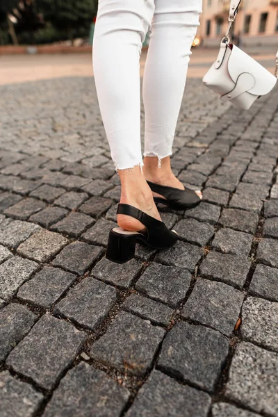 Γυναικεία Πόδια Τζιν Μαύρα Δερμάτινα Σανδάλια Τσάντα Πέτρινο Δρόμο Της — Φωτογραφία Αρχείου