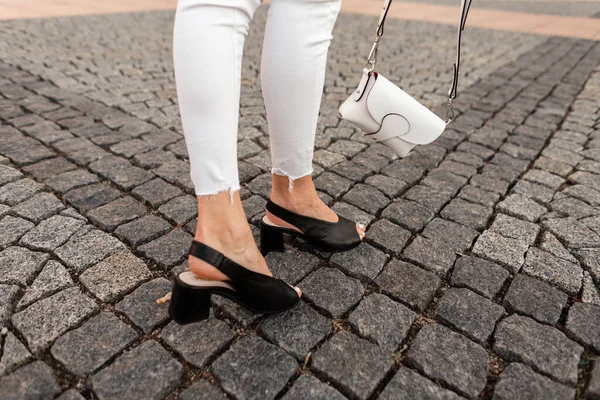 Κοντινό Πλάνο Γυναικείων Ποδιών Μαύρα Καλοκαιρινά Σανδάλια Τζιν Δερμάτινη Τσάντα — Φωτογραφία Αρχείου