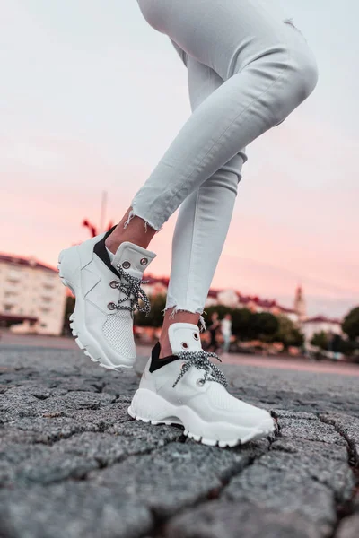 Gadis Cantik Dengan Pakaian Putih Dan Sepatu Kasual Berjalan Sekitar — Stok Foto