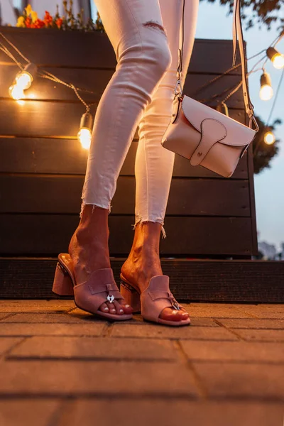 Modieuze Mooie Vrouw Witte Jeans Met Een Leren Handtas Zomerschoenen — Stockfoto