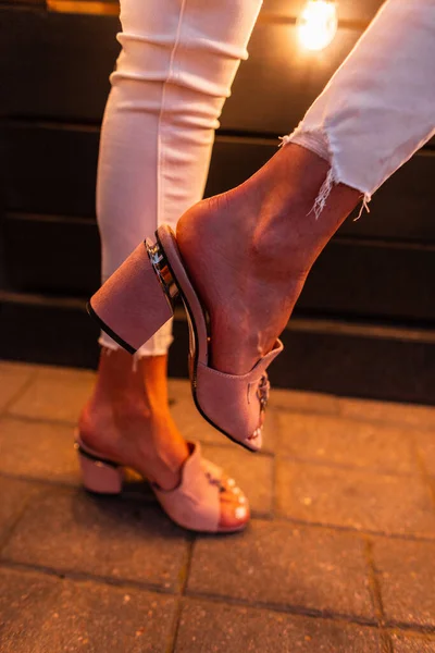 Γυναικεία Παπούτσια Μόδας Ένα Γυναικείο Πόδι Κοντά Στις Λάμπες Στη — Φωτογραφία Αρχείου