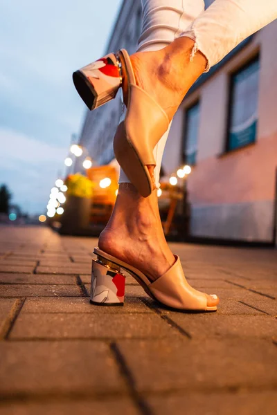 Vrouwelijke Mode Zomer Schoenen Nachts Straat — Stockfoto