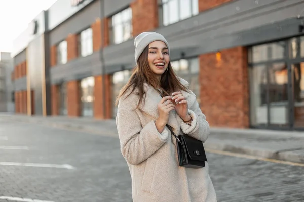 Vrij Positief Meisje Met Een Leuke Glimlach Buiten Fashion Model — Stockfoto