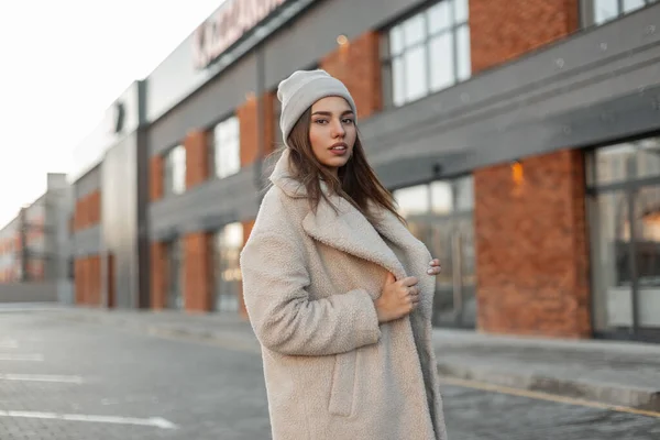 Joven Hermosa Mujer Con Estilo Sombrero Punto Moda Abrigo Piel — Foto de Stock