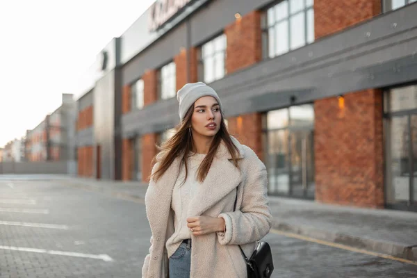 Mujer Joven Bastante Hermosa Sombrero Punto Moda Una Elegante Capa — Foto de Stock