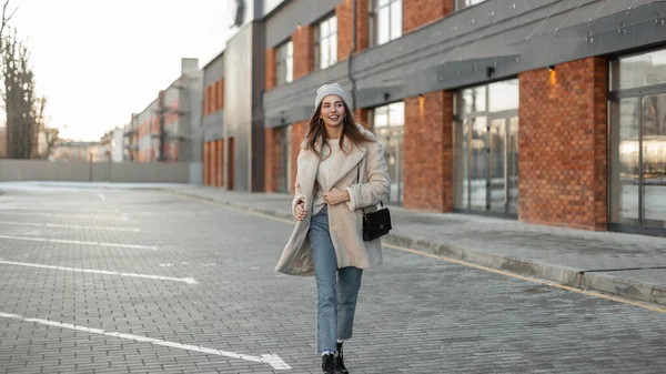 Modelo Una Joven Alegre Ropa Abrigo Juvenil Moda Elegante Sombrero —  Fotos de Stock