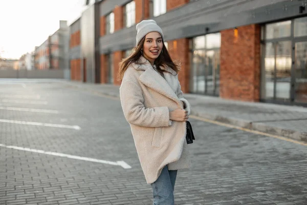 Mujer Joven Bastante Divertida Sombrero Punto Moda Una Elegante Capa — Foto de Stock