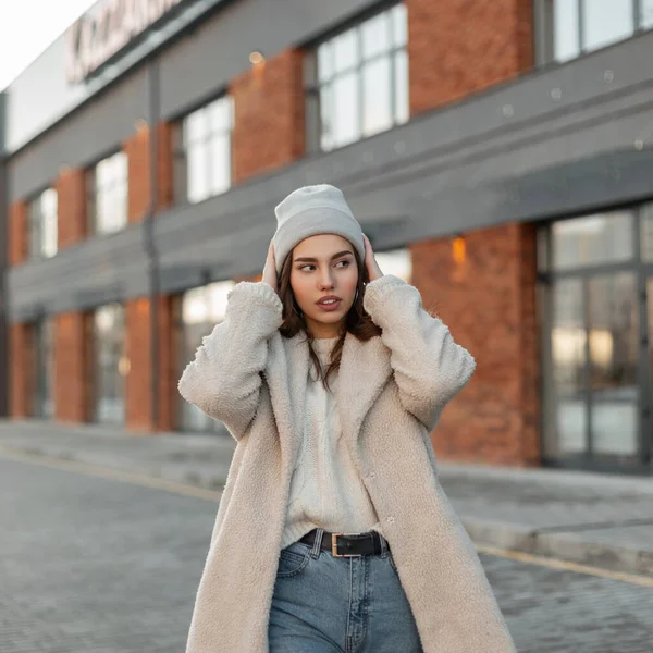 Mujer Joven Urbana Moda Endereza Elegante Sombrero Punto Gris Aire — Foto de Stock