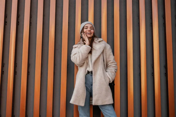 Mujer Joven Urbana Abrigo Piel Ecológica Moda Vaqueros Azules Sombrero — Foto de Stock