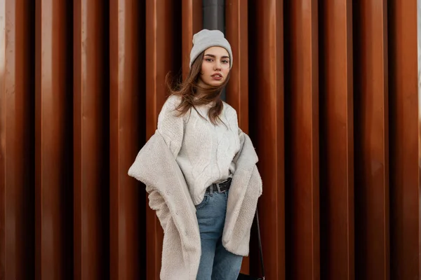 Bastante Elegante Modelo Mujer Joven Suéter Punto Moda Sombrero Punto — Foto de Stock