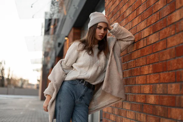 Mulher Bonita Moderna Juventude Quente Moda Outerwear Está Descansando Perto — Fotografia de Stock
