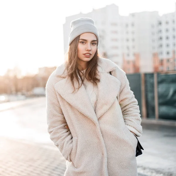 Attraktiv Söt Ung Kvinna Snygg Stickad Hatt Fashionabel Päls Poserar — Stockfoto