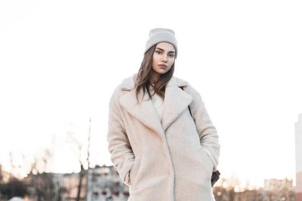 Snygg Ung Kvinna Modell Vintage Stickad Hatt Fashionabel Fuskpäls Poserar — Stockfoto