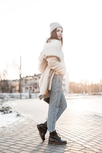 Glamorous Young Woman Elegant Faux Fur Coat Vintage Knitted Hat — Stock Photo, Image